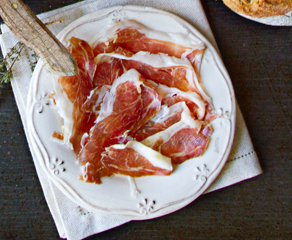 Jamón servido en plato